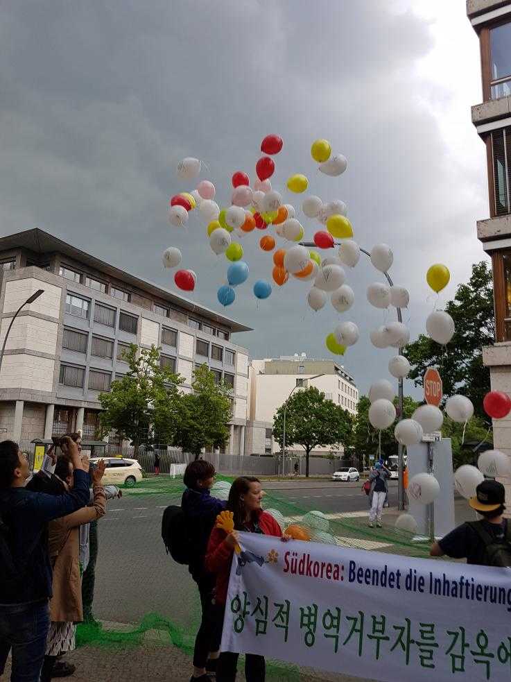 Ballons, die bei einem Internationalen Tag der Kriegsdienstverweigerung veröffentlicht wurden