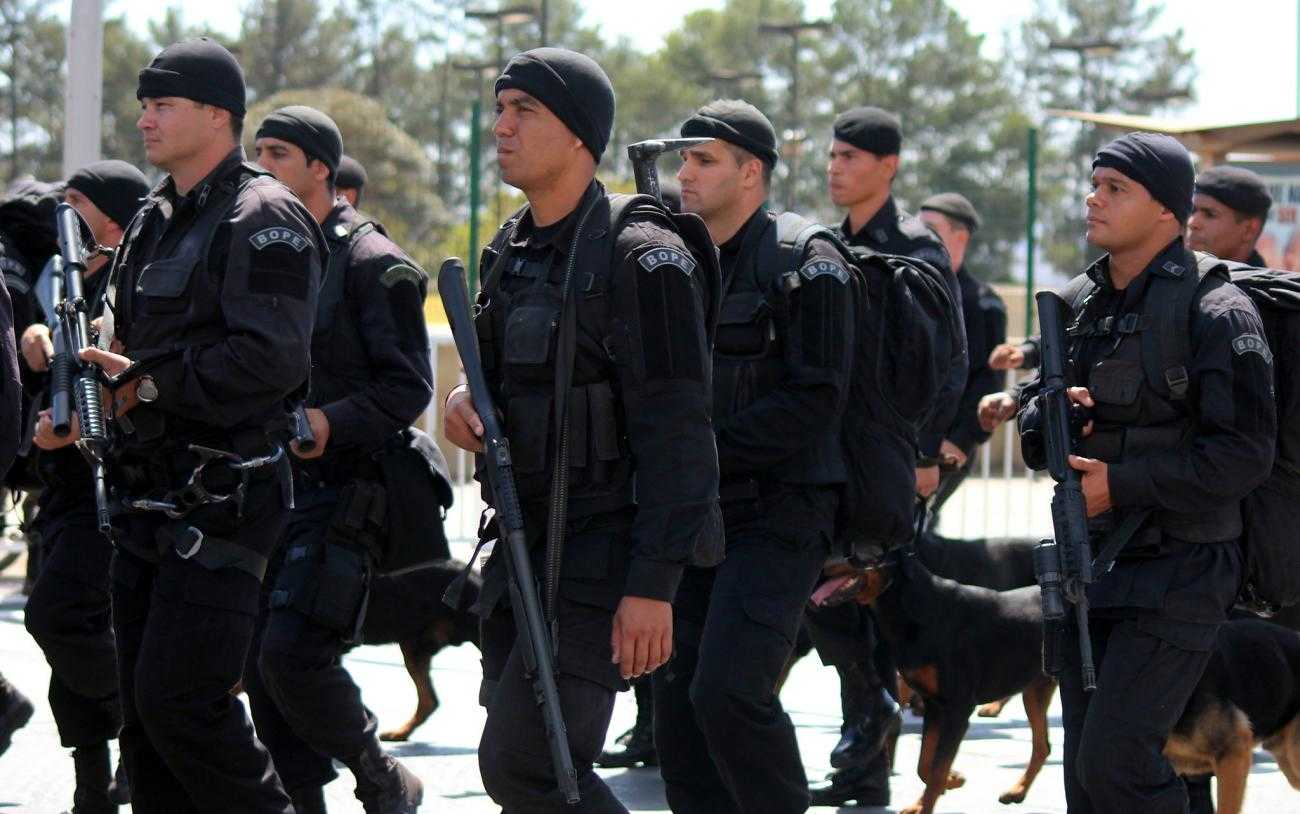 Varios policías vestidos de negro y fuertemente armados