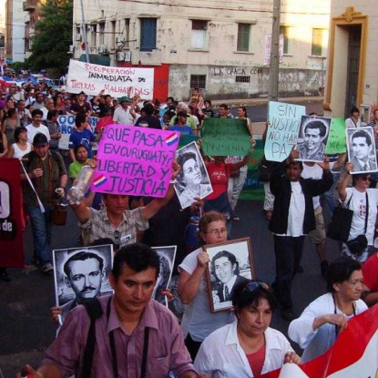 Une marche à Asunción dénonçant le limogeage du président Lugo et exigeant la vérité sur le massacre de Marinakue lors de la Journée internationale des droits de l'Homme en 2012. Crédit photographique : Mateuverte
