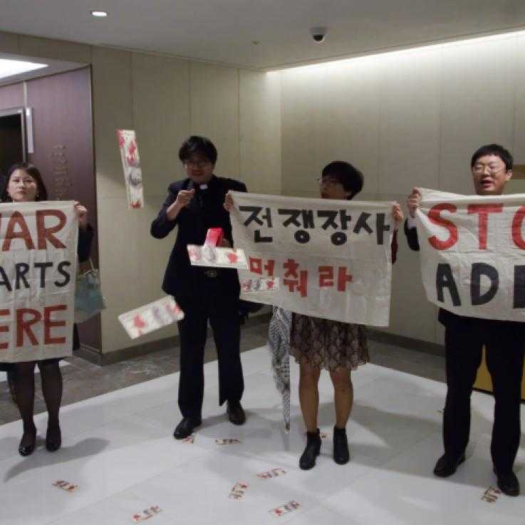 Protest bei der ADEX Waffenmesse in Seoul. Foto: World Without War