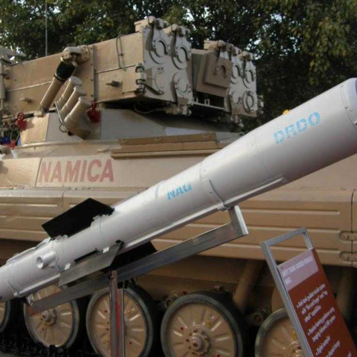 El misil antiataque Nag y la plataforma de lanzamiento (NAMICA) expuestos en la Feria Internacional de Armas Terrestres y Navales DEFEXPO-2008 en Delhi. Fuente: Ajai Shukla/Wikipedia. CC2.5