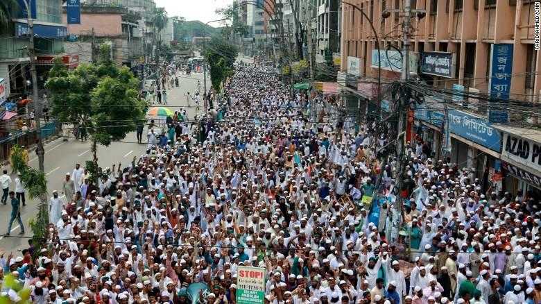 Una marcha de protesta en Bangladesh contra la violencia contra la comunidad Rohingya