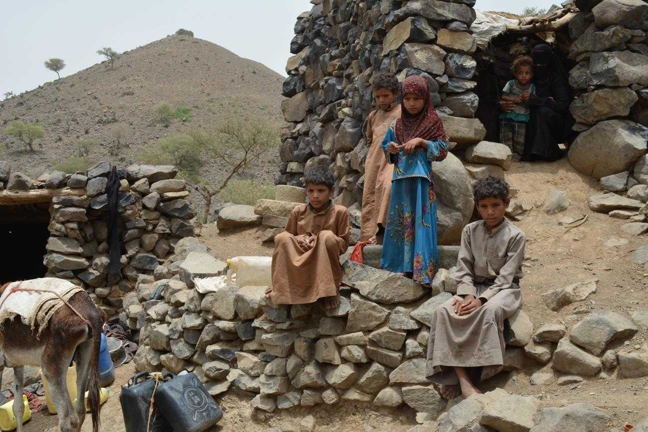Niños en Yemen de pie fuera de la casa
