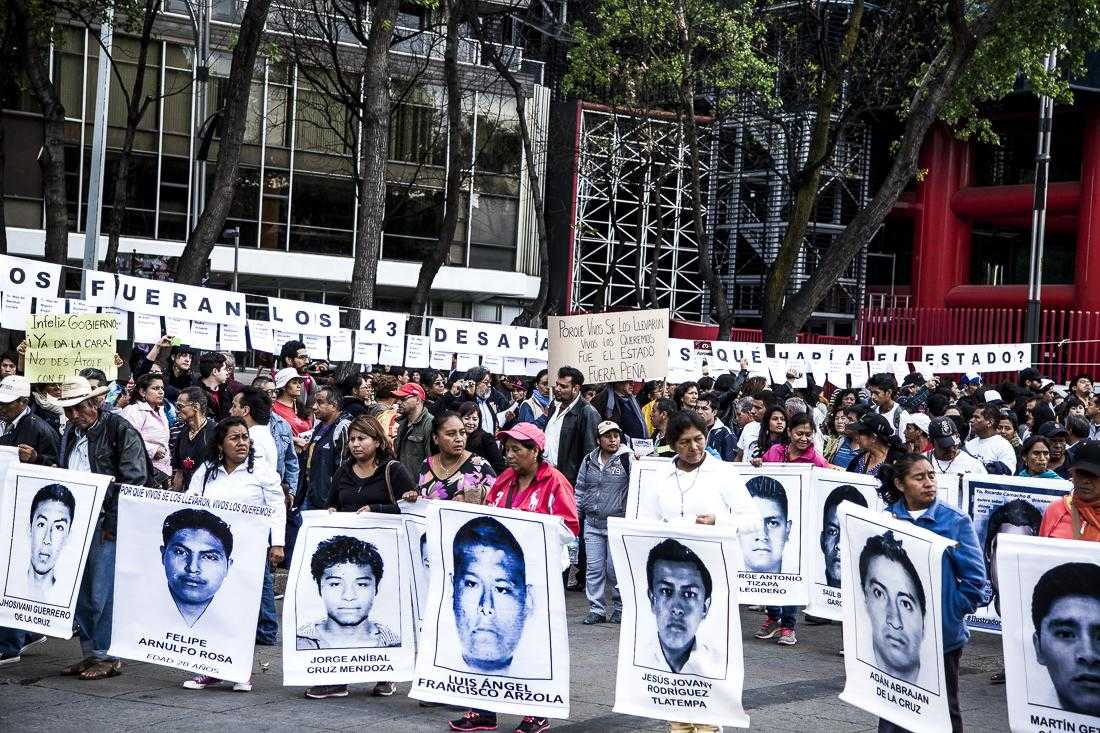 Un grupo de personas en un manifestación por 43 estudiantes de Ayotzinapa