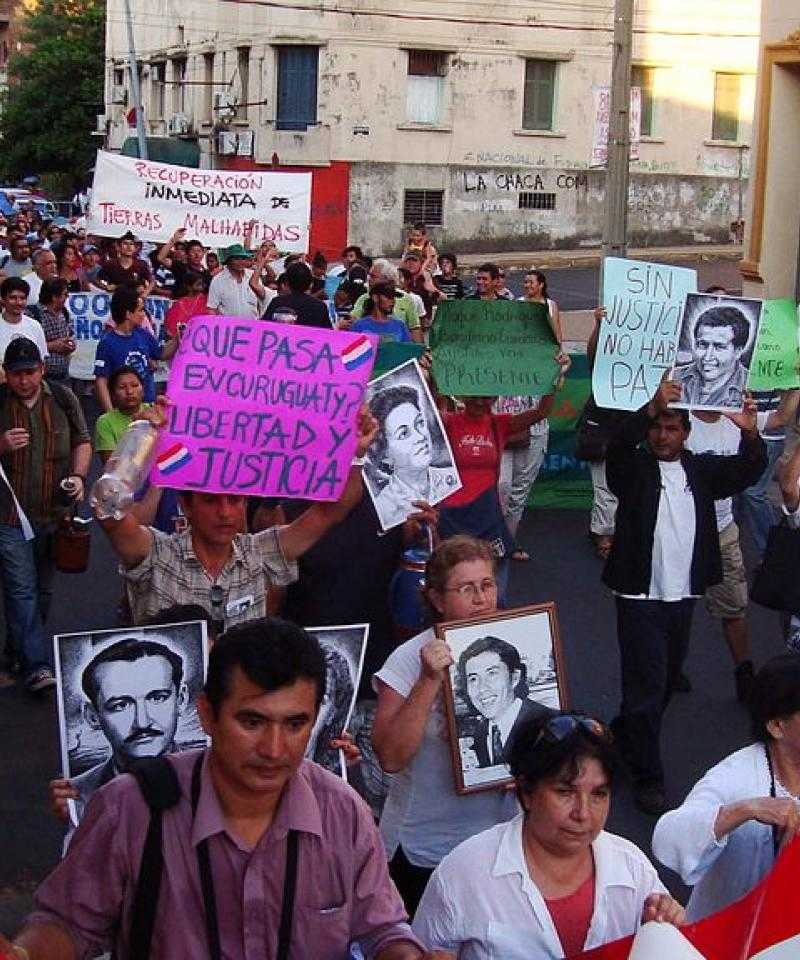 Une marche à Asunción dénonçant le limogeage du président Lugo et exigeant la vérité sur le massacre de Marinakue lors de la Journée internationale des droits de l'Homme en 2012. Crédit photographique : Mateuverte