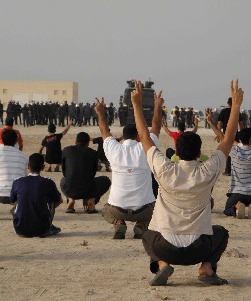 Des manifestants face à la police lors d’un sit-in sur la plage de Karbabad, au Bahreïn, en juin 2012 pendant le soulèvement bahreïnien. Ils ont été aspergés de gaz lacrymogènes