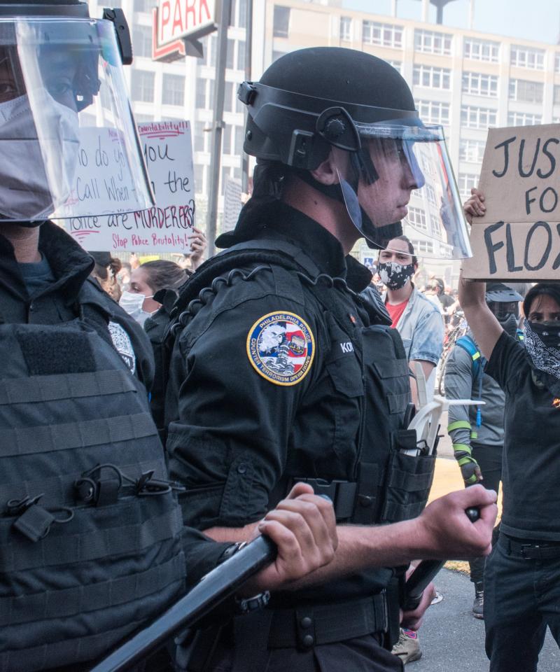 Una foto de dos policías federales durante una protesta de BLM