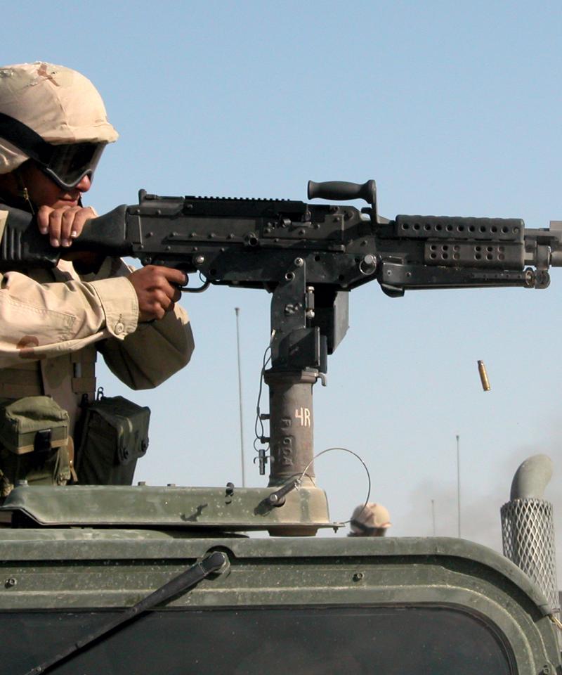Soldado estadounidense dispara una ametralladora FN Herstal M240B