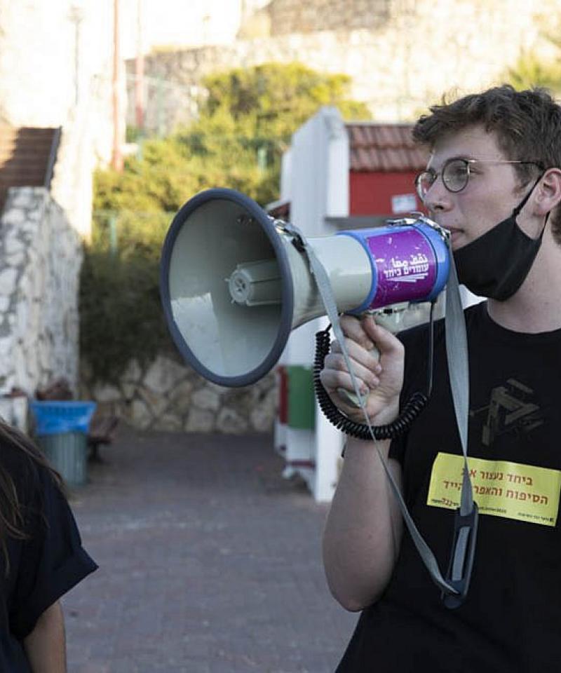 Los objetores de conciencia Shahar Peretz (izquierda) y Daniel Peldi en una protesta contra la anexión en la ciudad de Rosh Ha'ayin en junio de 2020. (Oren Ziv)