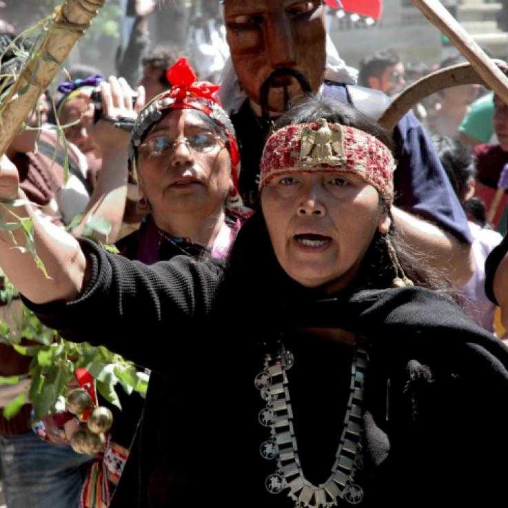Manifestation du peuple Mapuche à l’un des anniversaires de la prétendue découverte des Amériques, pour dénoncer la répression qu’il subit de la part de l’État chilien et  les bavures de la poliManifestation du peuple Mapuche à l’un des anniversaires de la prétendue découverte des Amériques, pour dénoncer la répression qu’il subit de la part de l’État chilien et  les bavures de la police. Crédit photo : antitezo (flickr). Publié sous licence Creative Commons BY-NC-SA 2.0Un tramo de una manifestación mapuche