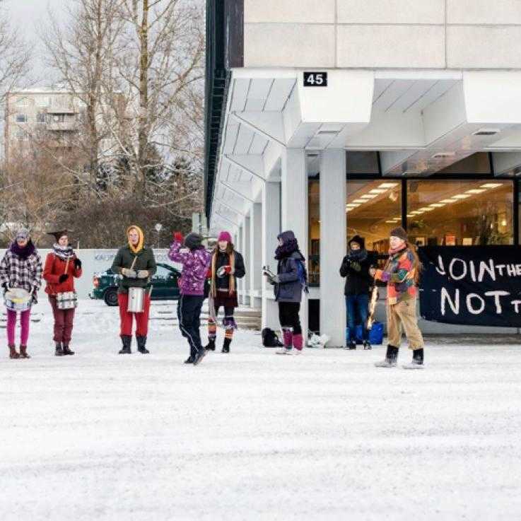 activistas en Finlandia protestan frente a un centro de reclutamiento en el marco de la Semana Internacional de Acción contra la Militarización de la Juventud