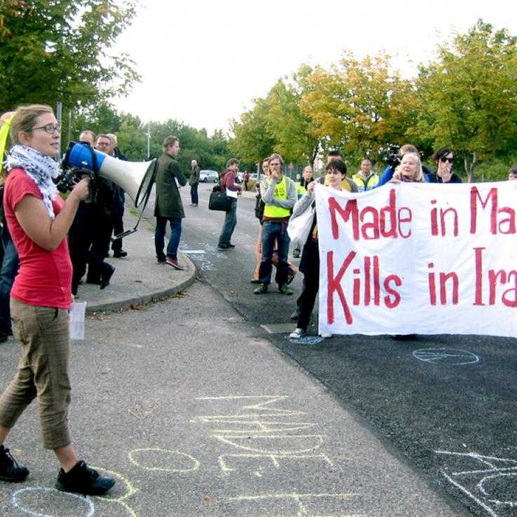 Una protesta fuera de la fábrica de Aimpoint. Una pancarta dice "Hecho en Malmo, asesina en Irak"