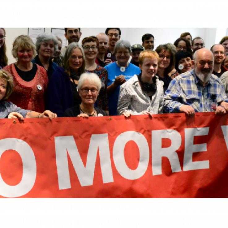 Les gens tenant une bannière disant «No More War»