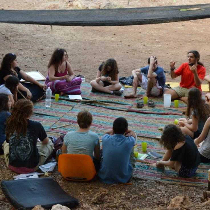  Les jeunes s'assoient dans un cercle en parlant