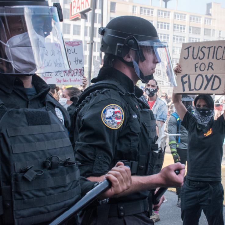 Una foto de dos policías federales durante una protesta de BLM