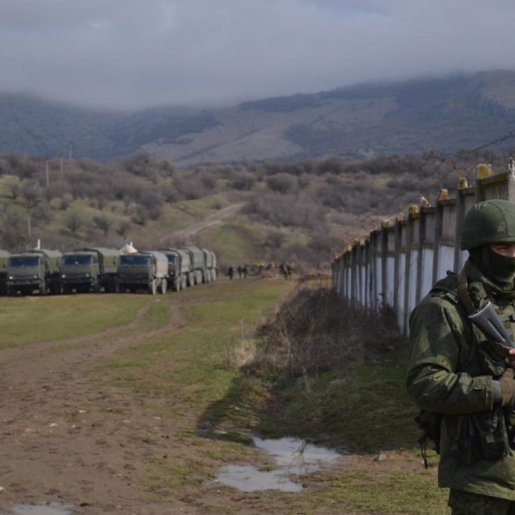 Un soldado de la base militar de Perevalne en Crimea