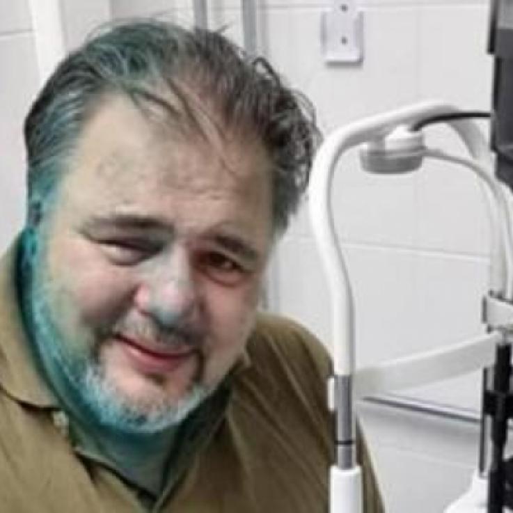 Ruslan Kotsaba recibiendo tratamiento después de ser atacado