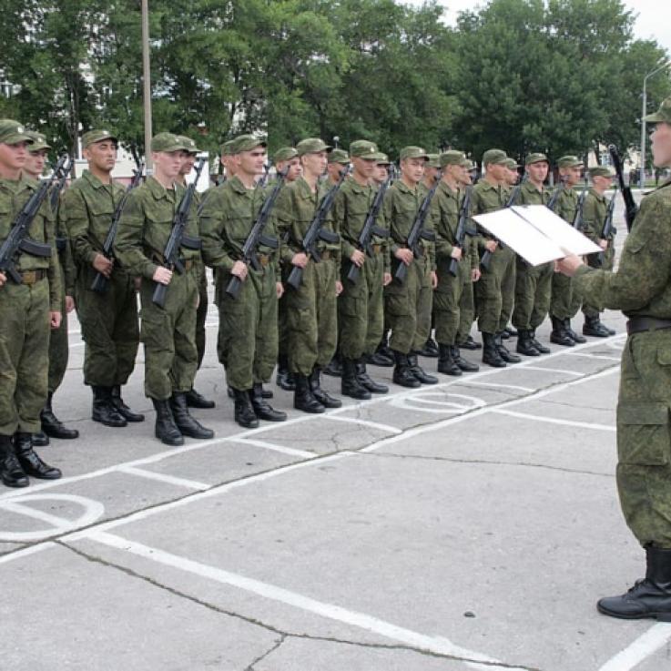 Soldados jóvenes en formación